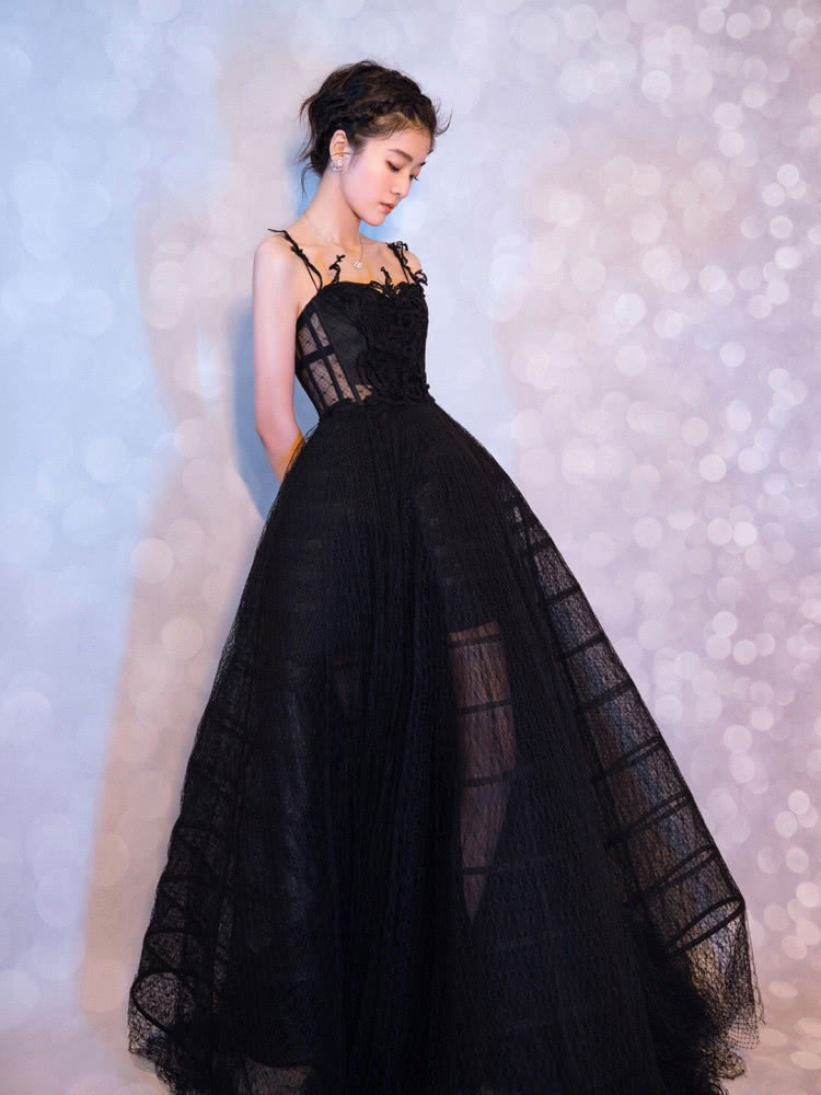 周冬雨和张雪迎这两位美女同样搭配薄纱吊带裙,少女感不相上下!