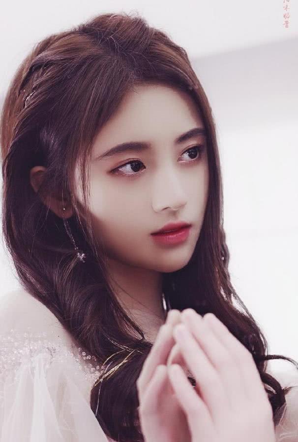 都说鞠婧祎初恋野生眉美爆了，为什么我感觉越来越看不懂潮流了