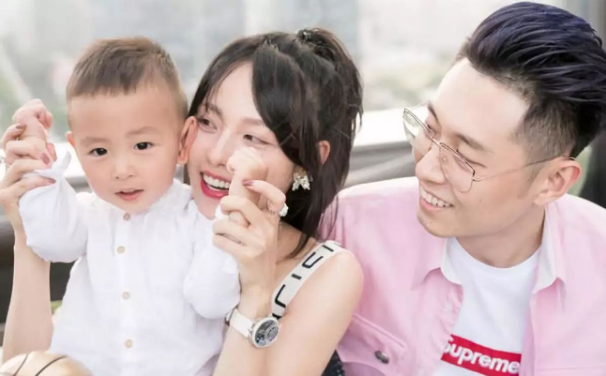 “神秘”富二代，凭借大1岁妻子迅速走红，多次“抢”王思聪c位