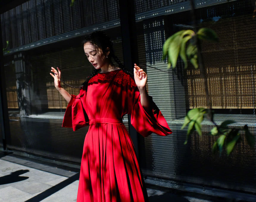 杨幂复古造型真吸睛！身穿彩色格纹外套明艳动人，发型引争议