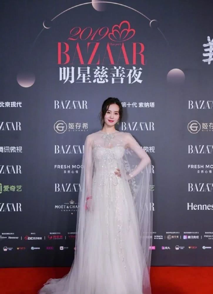 气质美女刘诗诗合影杀手又开始了，最新造型白色鱼尾裙明艳动人