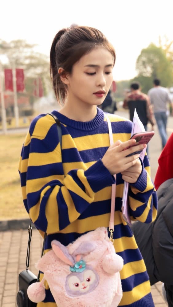 新晋初恋美女白鹿拍摄现场，黄蓝条纹上衣配校裤，兔子包太抢眼