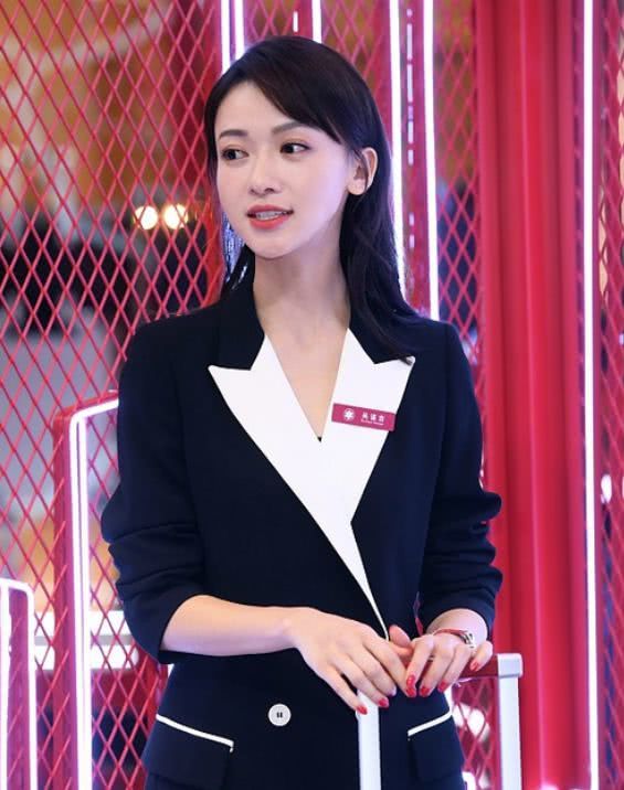 吴谨言穿西装裙走职场OL风,太羡慕她的“牛奶腿”