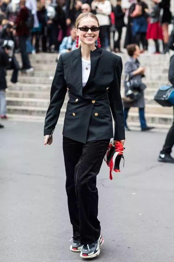 想显高显瘦试试这种搭配:小黑裤+小黑鞋