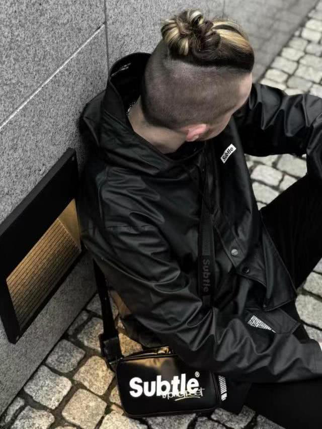 男女都百搭“斜挎包”,喜欢穿城市户外风的你,背上包包更加帅气