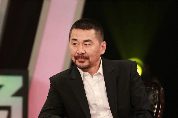 陈建斌被彪形大汉指脸“训话”表情淡定,曾被曝是戏霸爱耍大牌