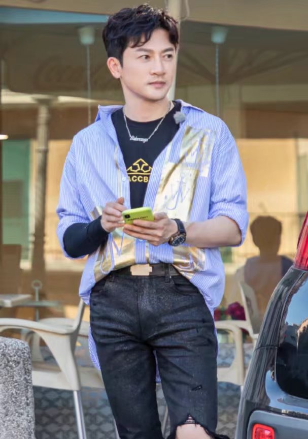 苏有朋参加活动，为赶场西装不小心扣错，却因此成全场焦点