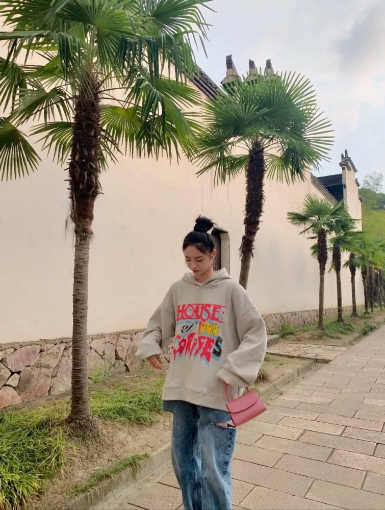 周洁琼一本正经营业,超大卫衣及地裤,谁家的怪味少女快来认领