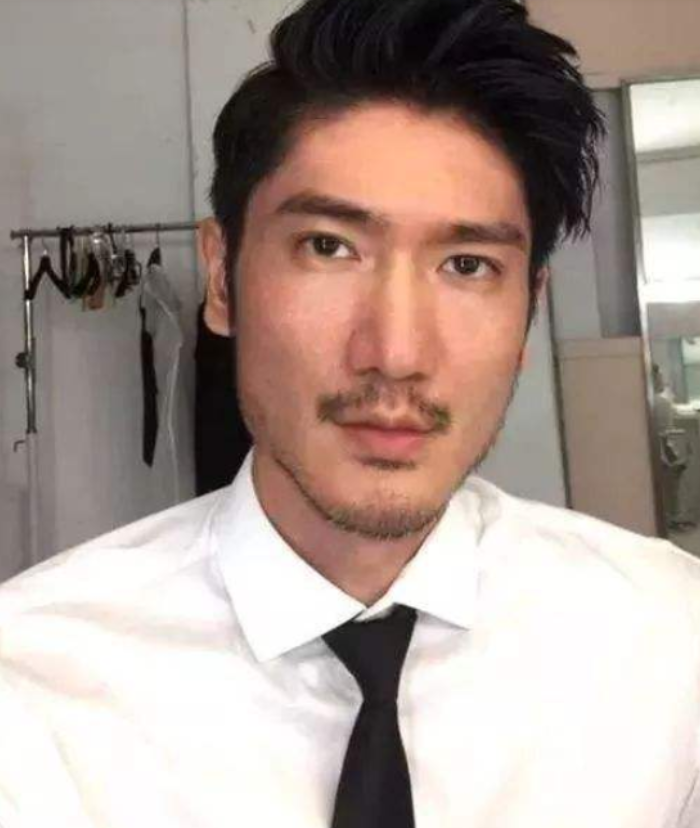 有一种“粘贴复制”叫高以翔二哥,188身高不算啥,差点脸盲了!