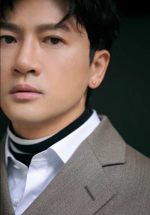 苏有朋参加活动，为赶场西装不小心扣错，却因此成全场焦点