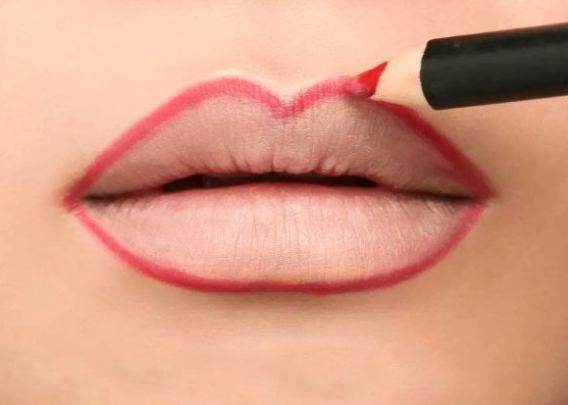 涂口红时千万别“直接抿”,3个小妙招,唇妆好看还“不沾杯”呦!