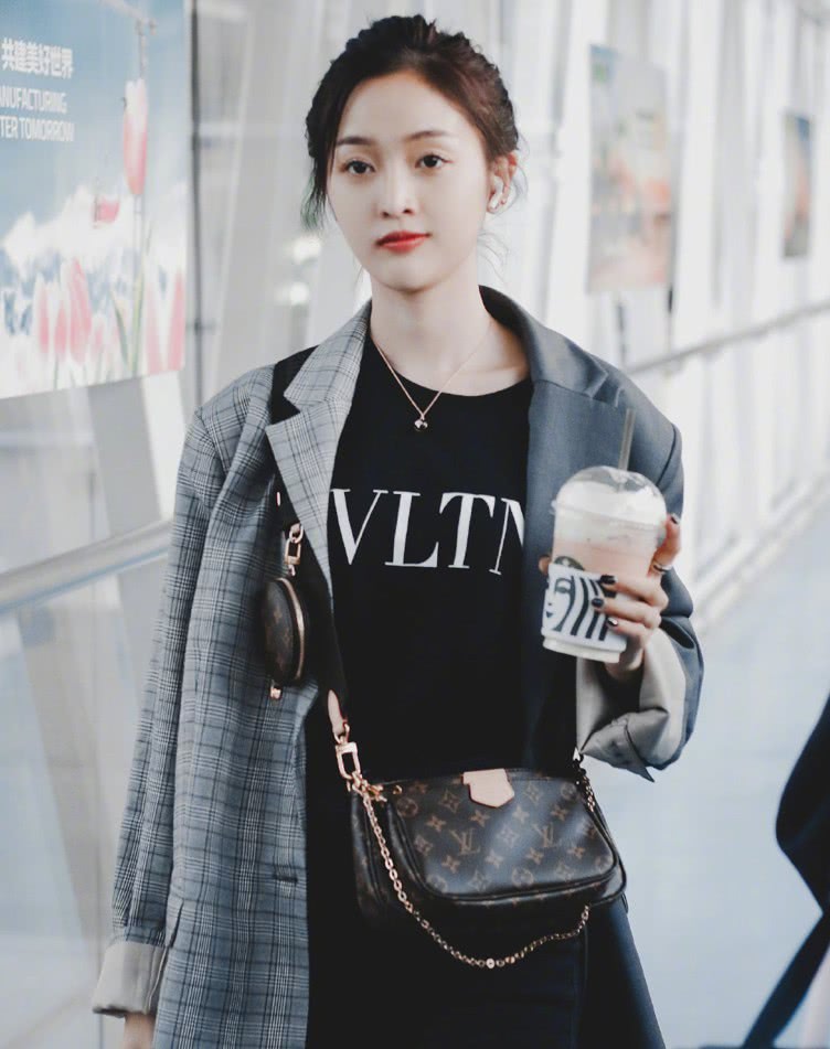 吴宣仪晒“男友视角”私服照，穿粉色针织衫也太甜了吧