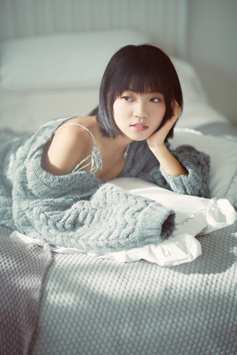 短发美女吊带裙性感诱人写真图片