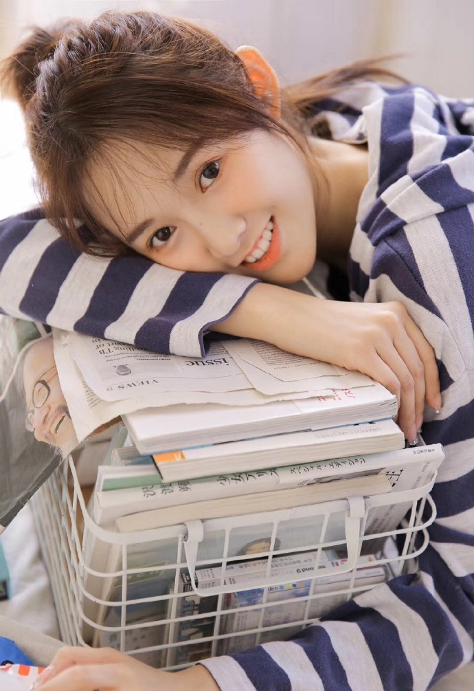 元气清纯美女美腿丝袜居家写真图片