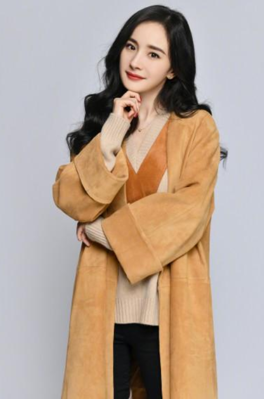 秋冬穿搭换件V领毛衣，发现不一样搭配的自己