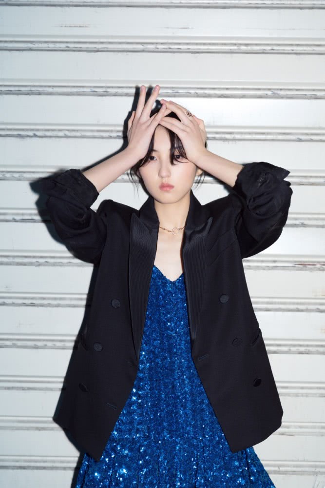 美女小花张子枫蓝色亮片裙配西装,轻松凹出女王范