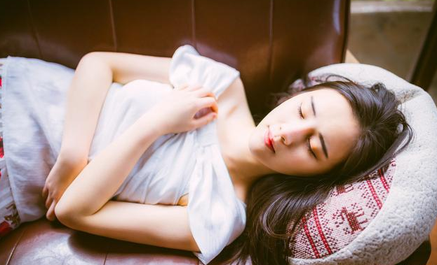 女人别怕花钱，要“富养”自己！注意4点“细节”，比同龄人年轻