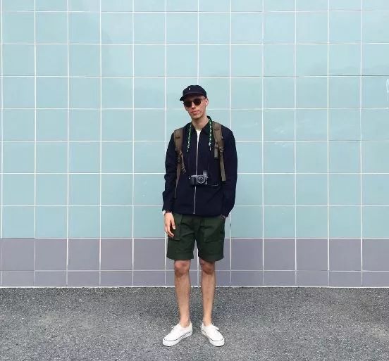 欧美型男街拍:帽子、球鞋、单宁三大单品,打造街头时尚男神