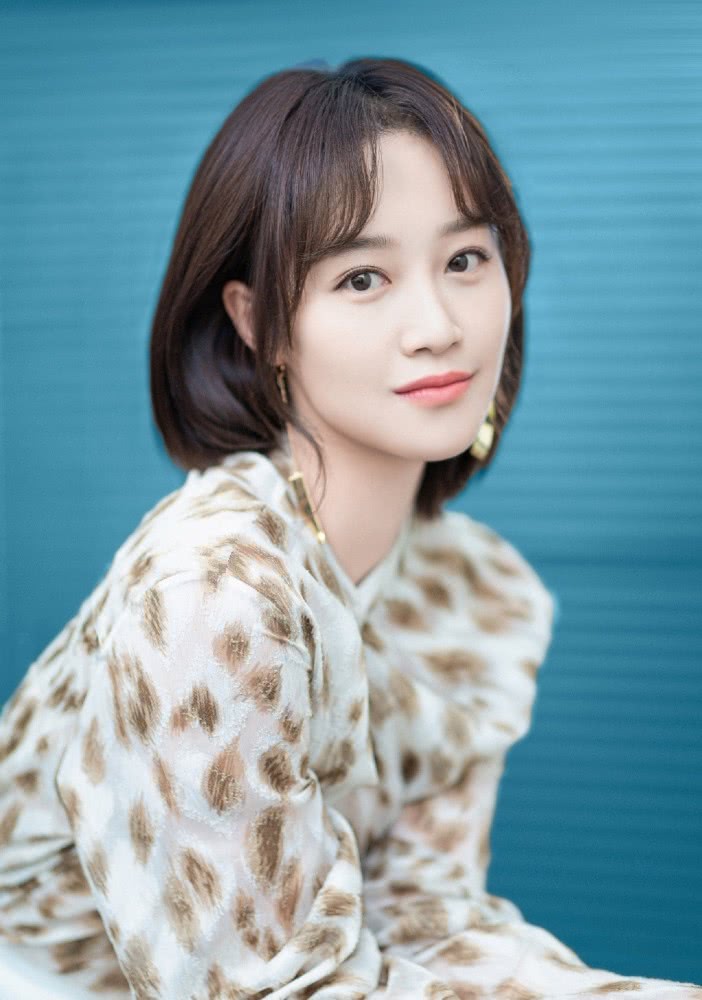 蓝盈莹穿印花衬衫配高腰裙,女强人气场太强大