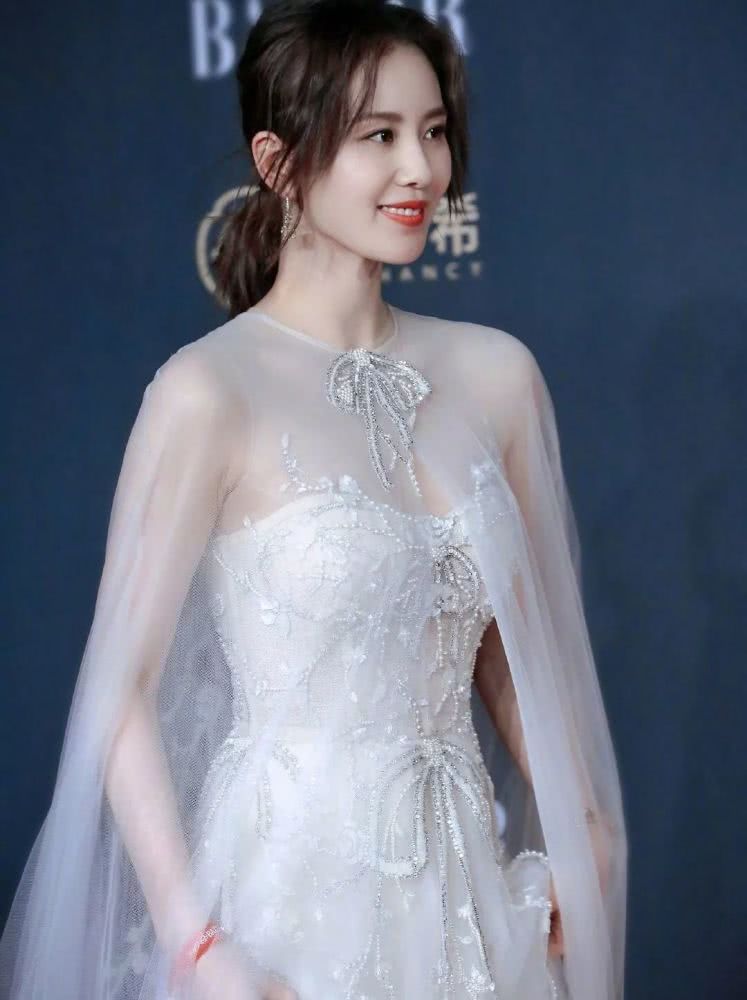 气质美女刘诗诗合影杀手又开始了，最新造型白色鱼尾裙明艳动人