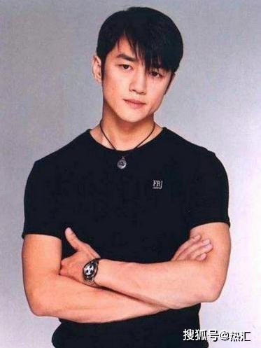 都说李亚鹏年轻时比谢霆锋帅，开始不信，照片一出打脸