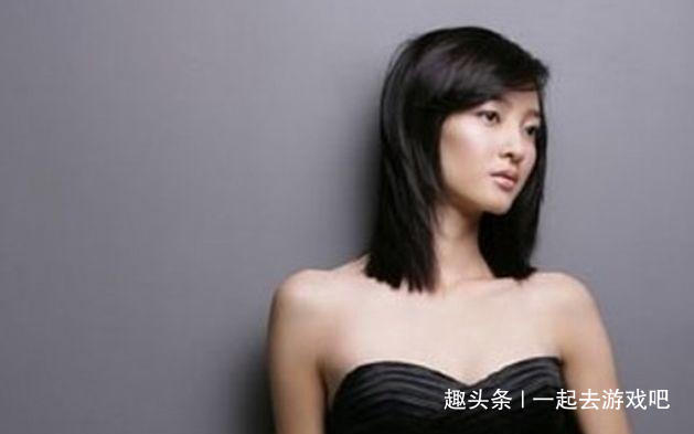 都说王丽坤长得美, 但看了姐姐的照片后, 网友: 差距一目了然