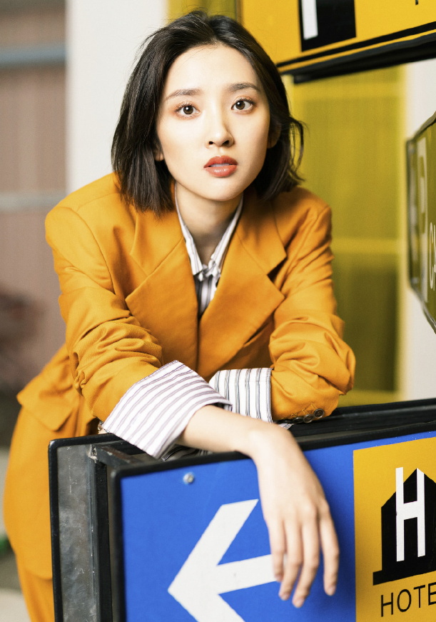 温暖美女唐艺昕把西裤穿成了堆堆袜,结果却显腿长