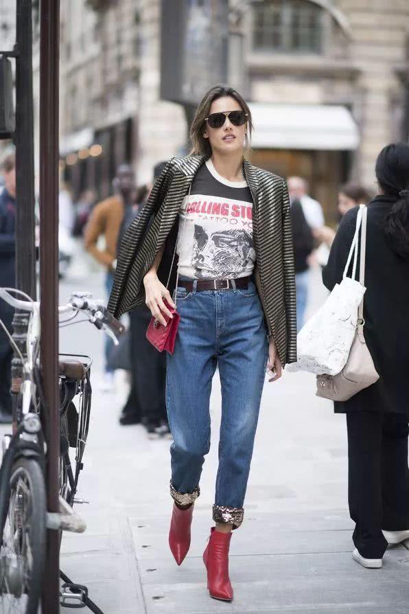 牛仔裤搭配小红靴让你个性拉风，变美还立马温暖加倍