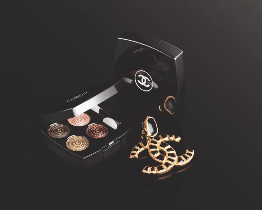 没想到周黑鸭的彩妆礼盒和香奈儿居然不分上下