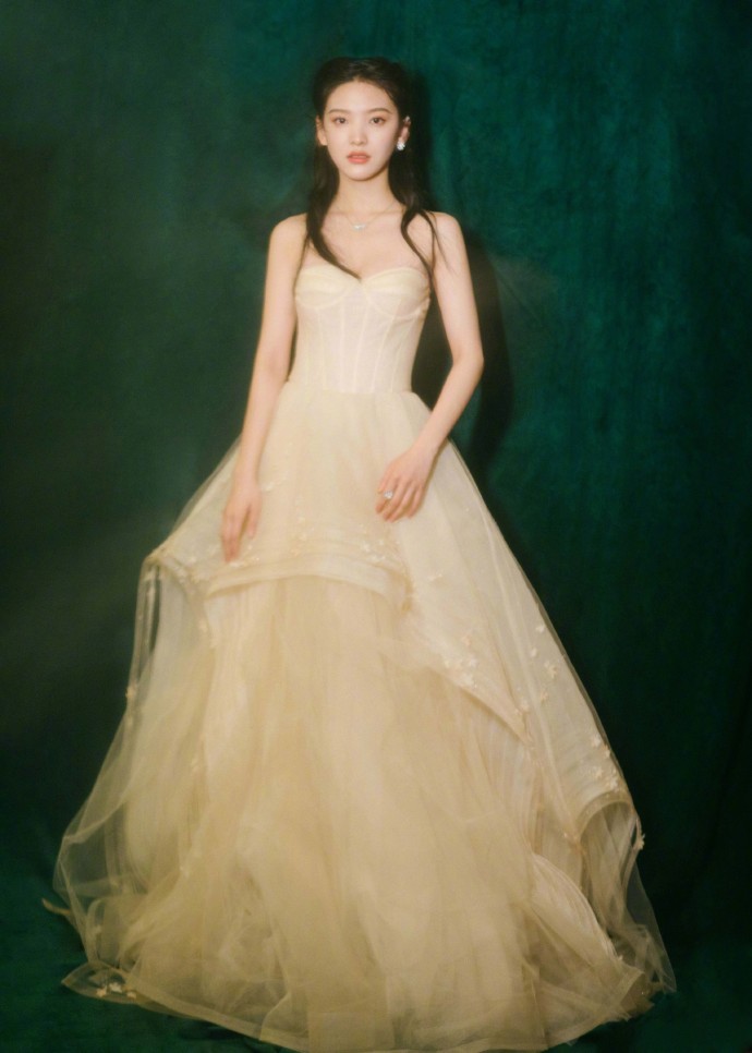 章若楠穿抹胸薄纱礼裙，甜美仙气十足