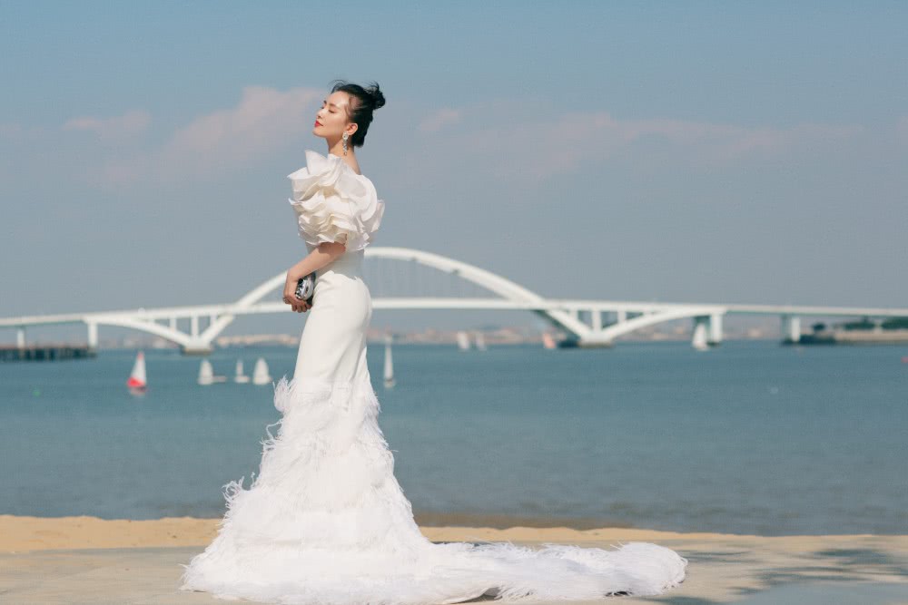 金鸡奖颁奖典礼,杨幂刘诗诗一红一白比美,大幂幂凭泪痣妆险胜