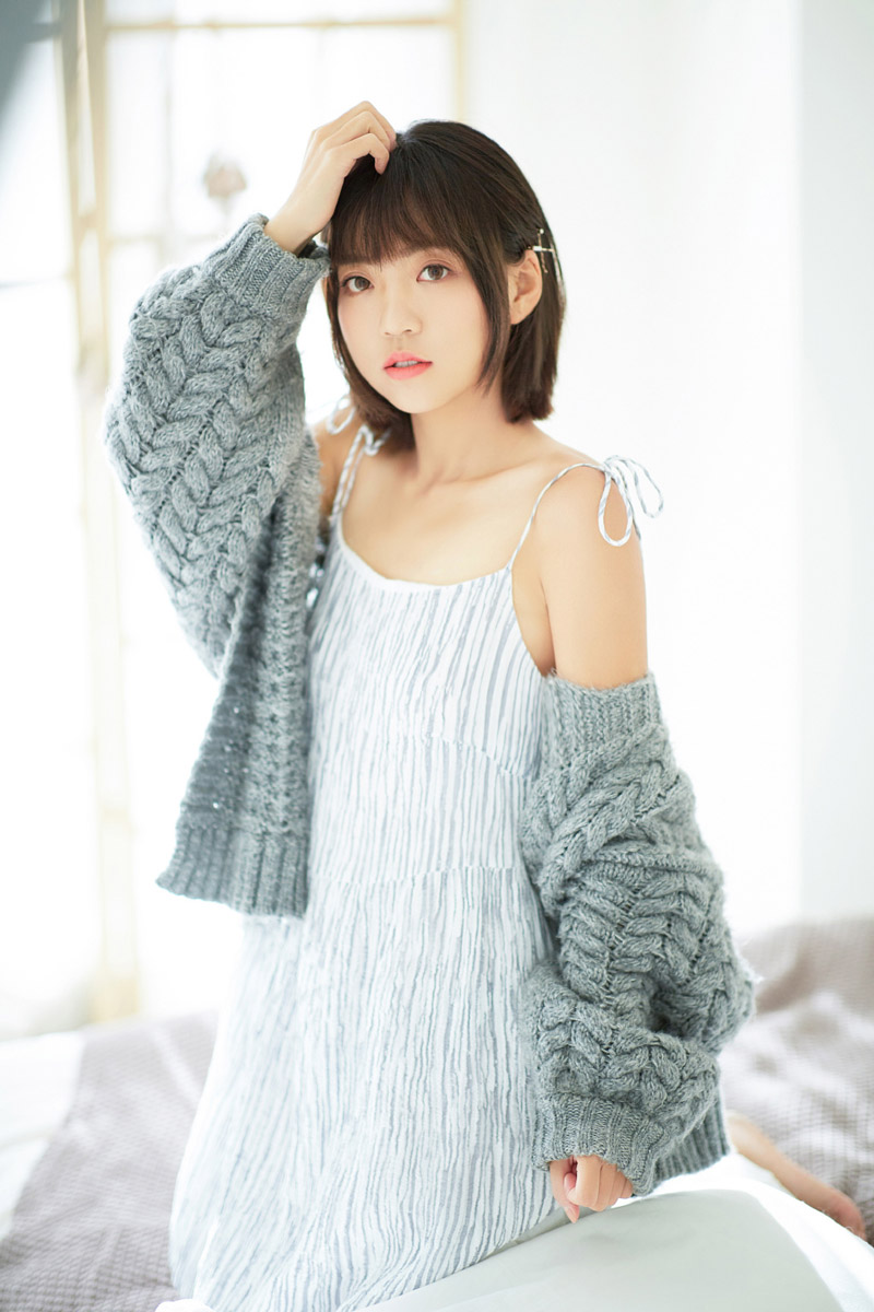 短发美女吊带裙性感诱人写真图片