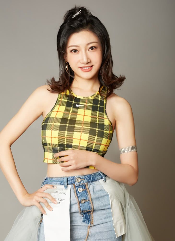 吴茉彤太会打扮自己了，靠“反穿裙子”抢镜，意外潮翻