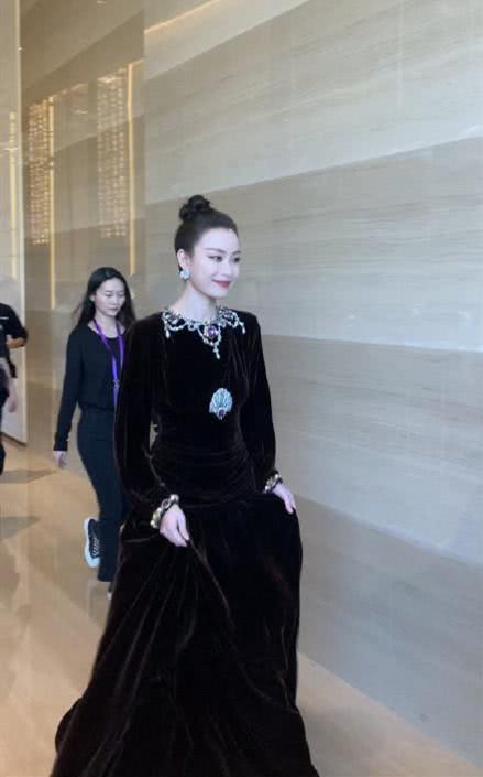气质美女倪妮太会穿衣,没作品穿得低调却美得出众