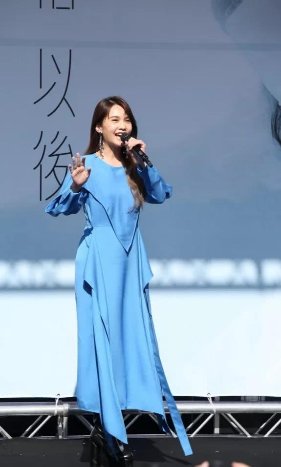 杨丞琳现身签唱会,穿一身蓝色连衣裙,优雅又迷人