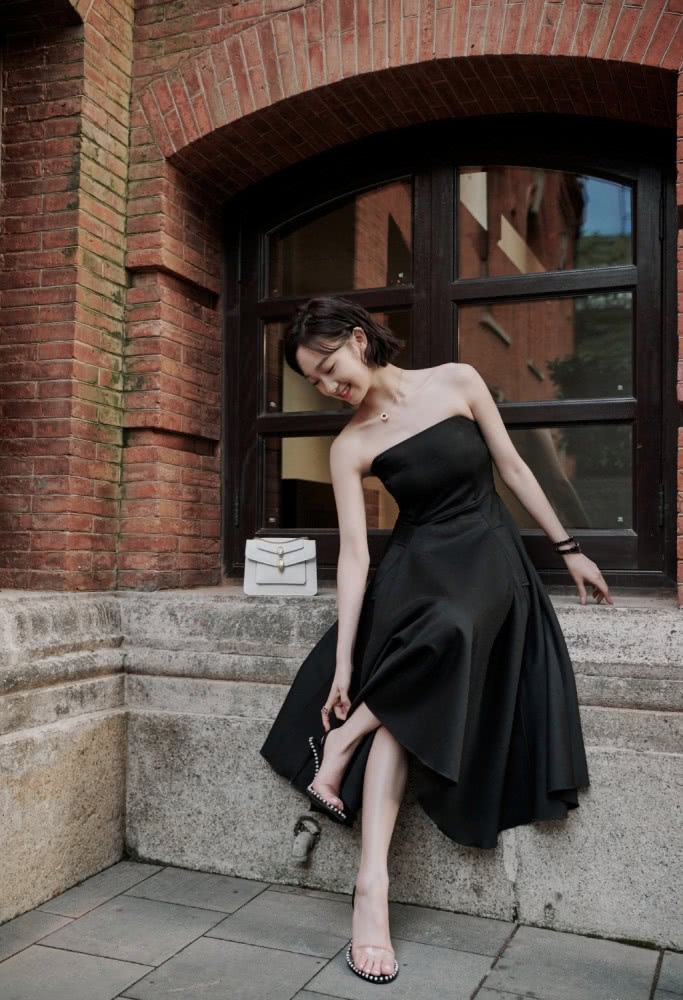 美女李子璇白T牛仔裤亮相机场,青春活力