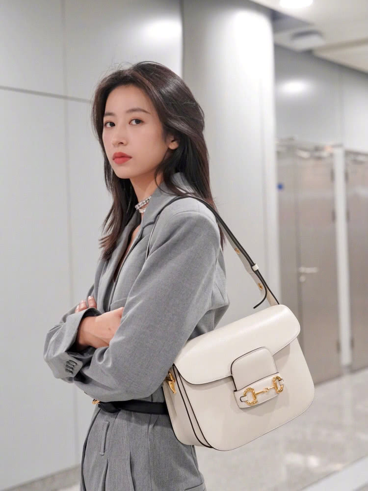 周雨彤和宋妍霏身高只差2CM，同样搭配西服套装，腿长就是任性