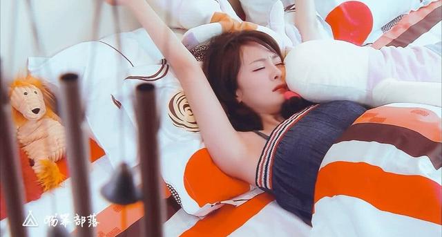 杨幂大胆秀“美人睡姿”！却忘了穿着小吊带，伸懒腰的一刻导演看懵了
