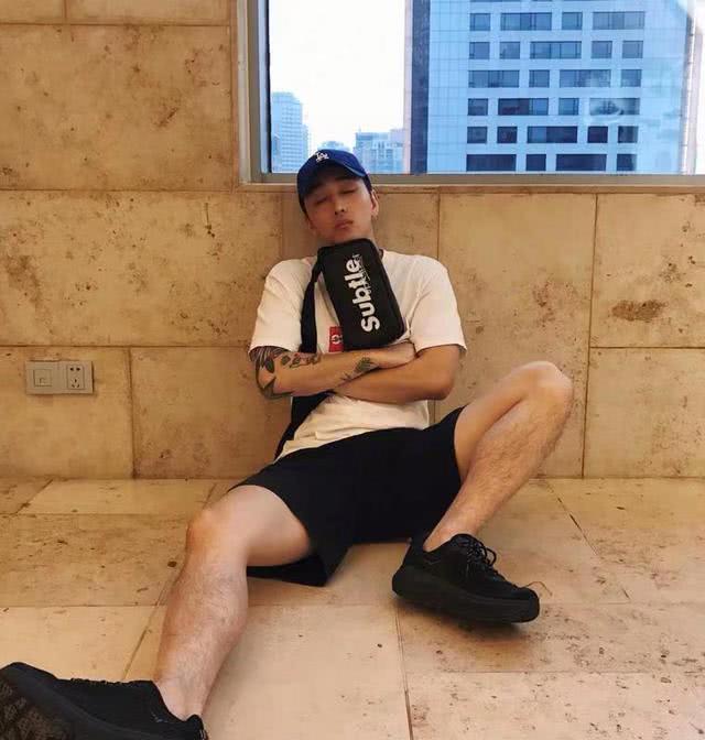 男女都百搭“斜挎包”,喜欢穿城市户外风的你,背上包包更加帅气