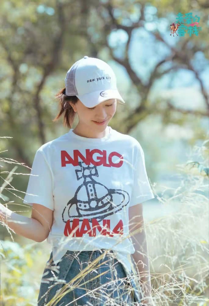 李小冉录制《亲爱的客栈》，颜色高T恤搭牛仔裤就很有范儿