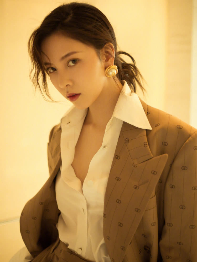 周雨彤和宋妍霏身高只差2CM，同样搭配西服套装，腿长就是任性