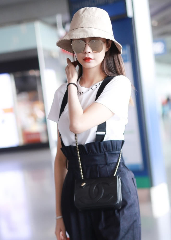 沈梦辰穿西服搭配黑色皮裤，意外走“红”