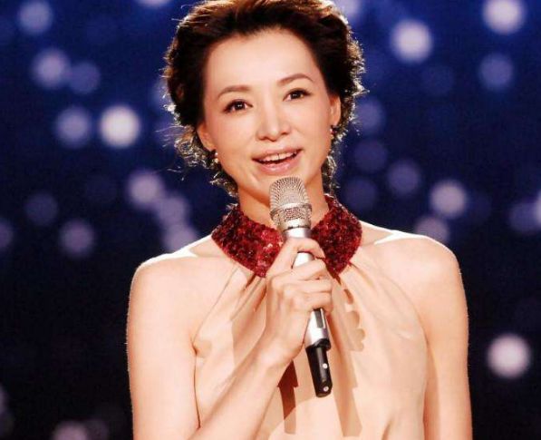 董卿退位,新90后央视一姐上线,颜值高身材好被赞“腿精”