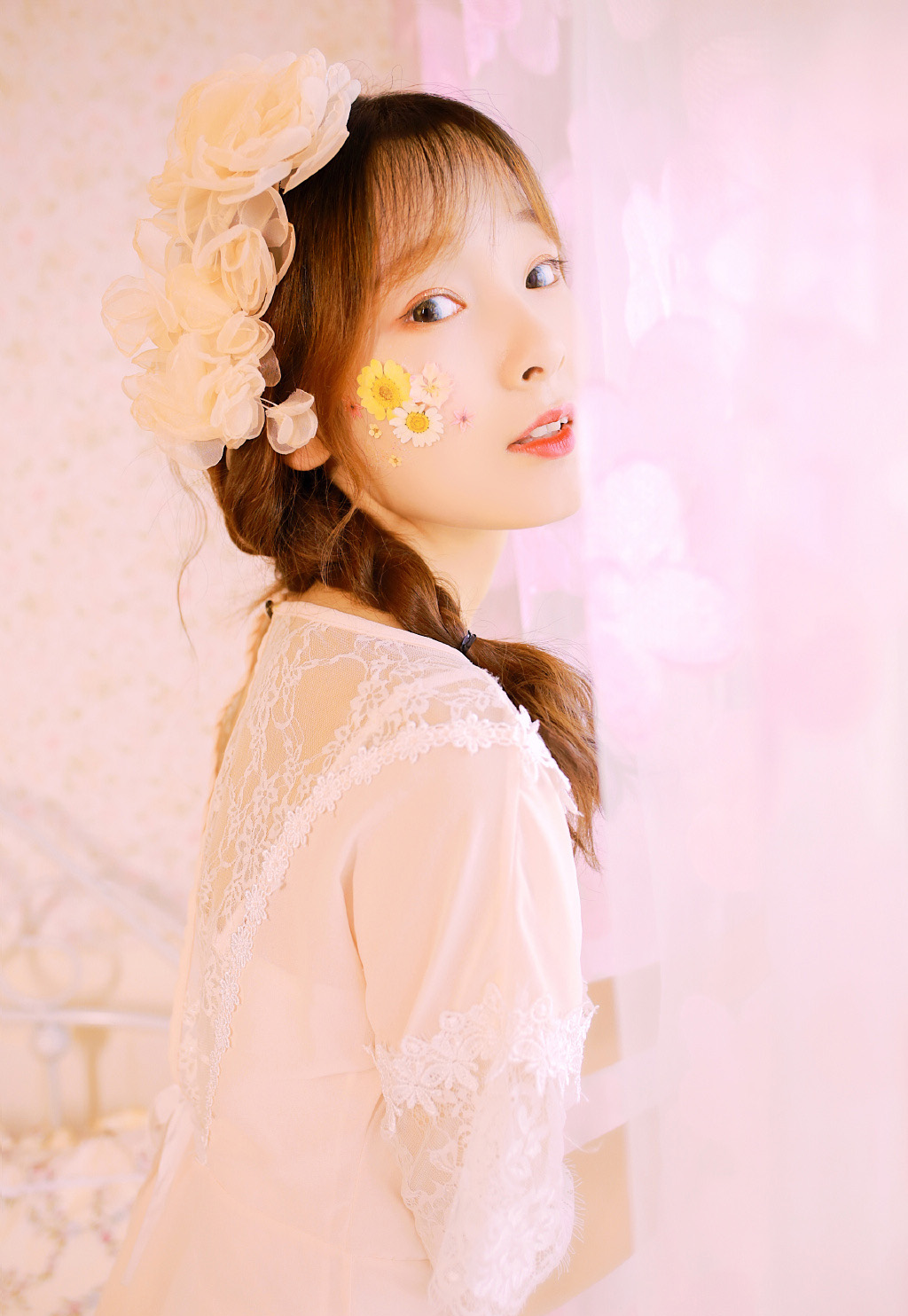 低胸美女性感白纱美女唯美写真