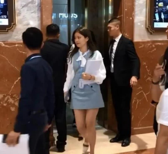 杨紫助理够抢风头了?看到郭晶晶“秘书”后,才知啥叫不出道可惜了