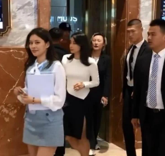 杨紫助理够抢风头了?看到郭晶晶“秘书”后,才知啥叫不出道可惜了