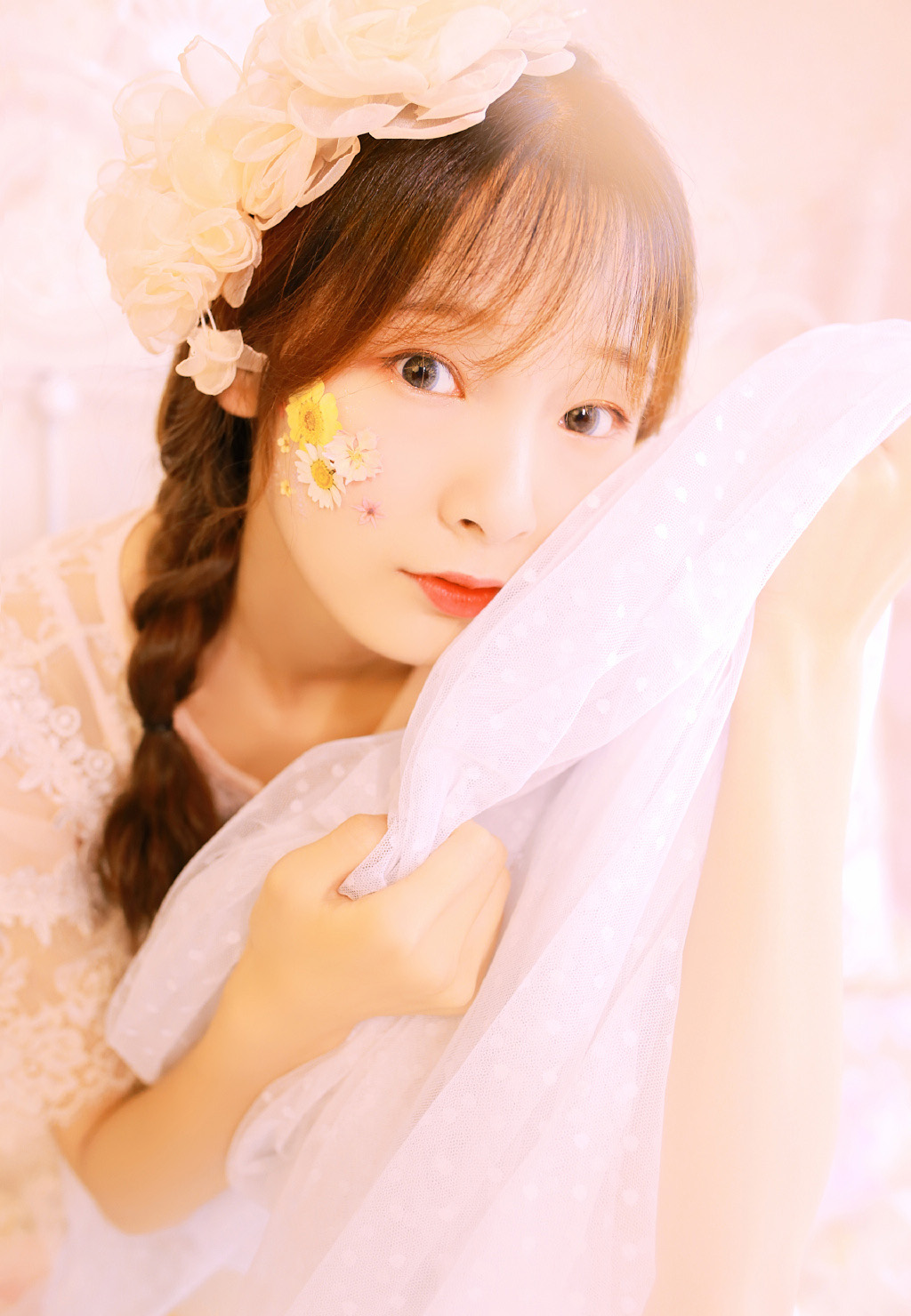 低胸美女性感白纱美女唯美写真