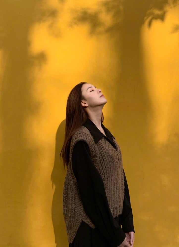 美女陈瑶穿连衣裙配针织马甲,温婉知性