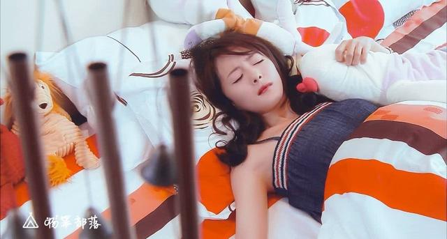 杨幂大胆秀“美人睡姿”！却忘了穿着小吊带，伸懒腰的一刻导演看懵了