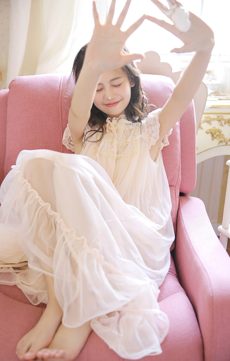 俏皮可爱美少女蕾丝裙诱人写真图片